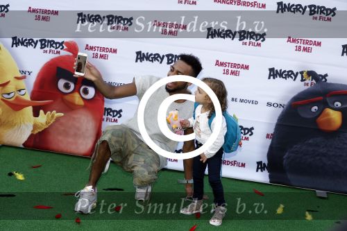Amsterdam 7 mei 2016
Premiere Angry birds in pathe arena met oa de nederlandse stemmencast , Enzo Knol Ruben Nicolai Murth Mossel Eddy Zoe en Robin Martens. Robin met vriend  Kenzo Alvares met zijn (zusje/dochtertje??)