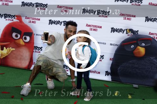 Amsterdam 7 mei 2016
Premiere Angry birds in pathe arena met oa de nederlandse stemmencast , Enzo Knol Ruben Nicolai Murth Mossel Eddy Zoe en Robin Martens. Robin met vriend  Kenzo Alvares met zijn (zusje/dochtertje??)
