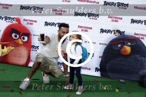 Amsterdam 7 mei 2016
Premiere Angry birds in pathe arena met oa de nederlandse stemmencast , Enzo Knol Ruben Nicolai Murth Mossel Eddy Zoe en Robin Martens. Robin met vriend  Kenzo Alvares met zijn (zusje/dochtertje??)