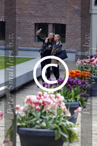 Amsterdam 22 april 2016 
Boekpresentatie Maestra met  Heleen van Royen, schrijfster Lisa Hilton en Halina Reijn. Kim Feenstra met een vriendin
