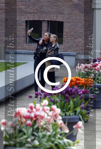Amsterdam 22 april 2016 
Boekpresentatie Maestra met  Heleen van Royen, schrijfster Lisa Hilton en Halina Reijn. Kim Feenstra met een vriendin