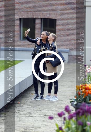 Amsterdam 22 april 2016 
Boekpresentatie Maestra met  Heleen van Royen, schrijfster Lisa Hilton en Halina Reijn. Kim Feenstra met een vriendin