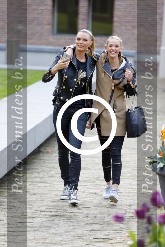 Amsterdam 22 april 2016 
Boekpresentatie Maestra met  Heleen van Royen, schrijfster Lisa Hilton en Halina Reijn. Kim Feenstra met een vriendin