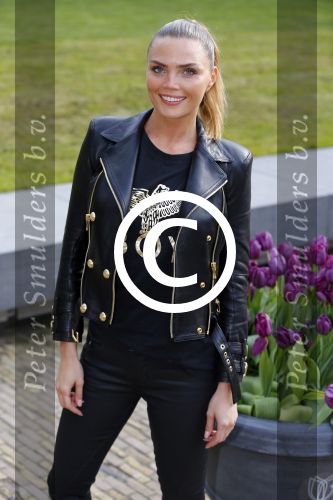 Amsterdam 22 april 2016 
Boekpresentatie Maestra met  Heleen van Royen, schrijfster Lisa Hilton en Halina Reijn. Kim Feenstra met een vriendin
