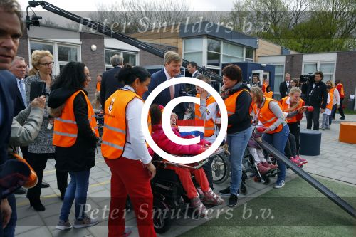 Amsterdam 22 april 2016
Koning Willem Alexander en Koningin Maxima bij de opening van de koningsspelen in Amsterdam.
Richard Krajicek vangt ze op en Johnny de Mol doet de presentatie.