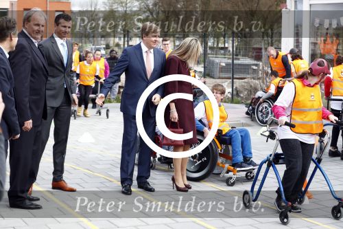 Amsterdam 22 april 2016
Koning Willem Alexander en Koningin Maxima bij de opening van de koningsspelen in Amsterdam.
Richard Krajicek vangt ze op en Johnny de Mol doet de presentatie.