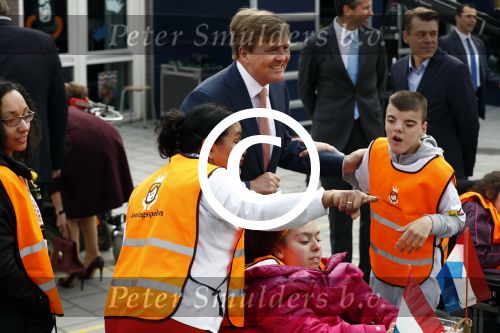Amsterdam 22 april 2016
Koning Willem Alexander en Koningin Maxima bij de opening van de koningsspelen in Amsterdam.
Richard Krajicek vangt ze op en Johnny de Mol doet de presentatie.