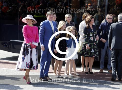 Zwolle 27 april 2016
Koningsdag in Zwolle met Koning Willem Alexander Koningin Maxima Prinses Amalia Ariane Alexia Prins Constantijn Prinses Laurentien Prins Maurits Prinses Marilene Prins Bernhard Prinses Annette Prins Pieter Christiaan Prinses Anita Prins Floris en Prinses Aimee.
