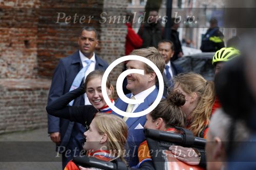 Zwolle 27 april 2016
Koningsdag in Zwolle met Koning Willem Alexander Koningin Maxima Prinses Amalia Ariane Alexia Prins Constantijn Prinses Laurentien Prins Maurits Prinses Marilene Prins Bernhard Prinses Annette Prins Pieter Christiaan Prinses Anita Prins Floris en Prinses Aimee.