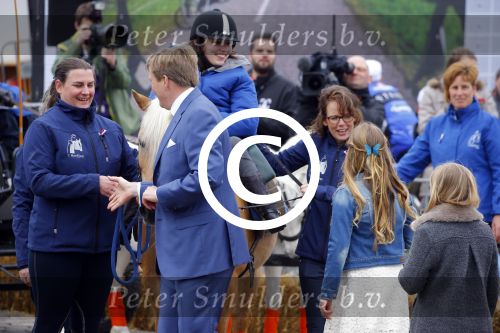Zwolle 27 april 2016
Koningsdag in Zwolle met Koning Willem Alexander Koningin Maxima Prinses Amalia Ariane Alexia Prins Constantijn Prinses Laurentien Prins Maurits Prinses Marilene Prins Bernhard Prinses Annette Prins Pieter Christiaan Prinses Anita Prins Floris en Prinses Aimee.