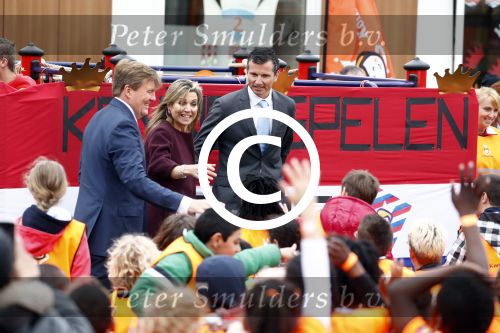 Amsterdam 22 april 2016
Koning Willem Alexander en Koningin Maxima bij de opening van de koningsspelen in Amsterdam.
Richard Krajicek vangt ze op en Johnny de Mol doet de presentatie.