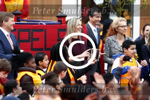 Amsterdam 22 april 2016
Koning Willem Alexander en Koningin Maxima bij de opening van de koningsspelen in Amsterdam.
Richard Krajicek vangt ze op en Johnny de Mol doet de presentatie.