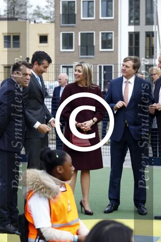Amsterdam 22 april 2016
Koning Willem Alexander en Koningin Maxima bij de opening van de koningsspelen in Amsterdam.
Richard Krajicek vangt ze op en Johnny de Mol doet de presentatie.