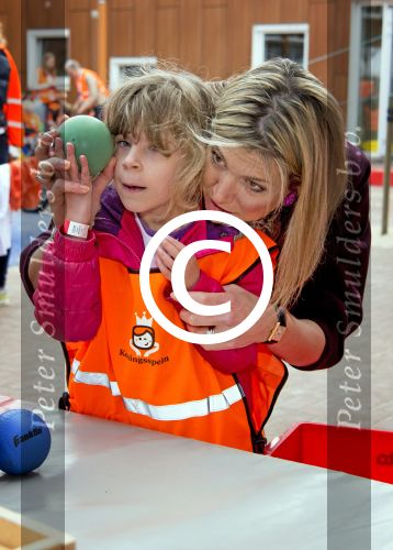 Amsterdam 22 april 2016
Koning Willem Alexander en Koningin Maxima bij de opening van de koningsspelen in Amsterdam.
Richard Krajicek vangt ze op en Johnny de Mol doet de presentatie.