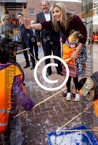 Amsterdam 22 april 2016
Koning Willem Alexander en Koningin Maxima bij de opening van de koningsspelen in Amsterdam.
Richard Krajicek vangt ze op en Johnny de Mol doet de presentatie.