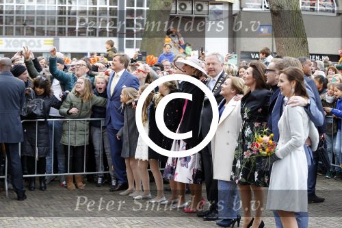 Zwolle 27 april 2016
Koningsdag in Zwolle met Koning Willem Alexander Koningin Maxima Prinses Amalia Ariane Alexia Prins Constantijn Prinses Laurentien Prins Maurits Prinses Marilene Prins Bernhard Prinses Annette Prins Pieter Christiaan Prinses Anita Prins Floris en Prinses Aimee.