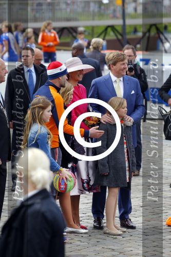 Zwolle 27 april 2016
Koningsdag in Zwolle met Koning Willem Alexander Koningin Maxima Prinses Amalia Ariane Alexia Prins Constantijn Prinses Laurentien Prins Maurits Prinses Marilene Prins Bernhard Prinses Annette Prins Pieter Christiaan Prinses Anita Prins Floris en Prinses Aimee.