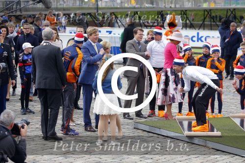 Zwolle 27 april 2016
Koningsdag in Zwolle met Koning Willem Alexander Koningin Maxima Prinses Amalia Ariane Alexia Prins Constantijn Prinses Laurentien Prins Maurits Prinses Marilene Prins Bernhard Prinses Annette Prins Pieter Christiaan Prinses Anita Prins Floris en Prinses Aimee.