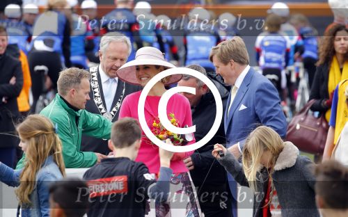 Zwolle 27 april 2016
Koningsdag in Zwolle met Koning Willem Alexander Koningin Maxima Prinses Amalia Ariane Alexia Prins Constantijn Prinses Laurentien Prins Maurits Prinses Marilene Prins Bernhard Prinses Annette Prins Pieter Christiaan Prinses Anita Prins Floris en Prinses Aimee.