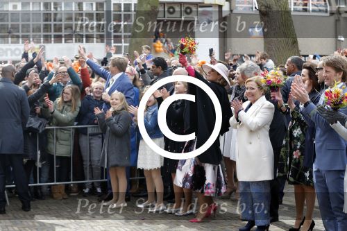 Zwolle 27 april 2016
Koningsdag in Zwolle met Koning Willem Alexander Koningin Maxima Prinses Amalia Ariane Alexia Prins Constantijn Prinses Laurentien Prins Maurits Prinses Marilene Prins Bernhard Prinses Annette Prins Pieter Christiaan Prinses Anita Prins Floris en Prinses Aimee.