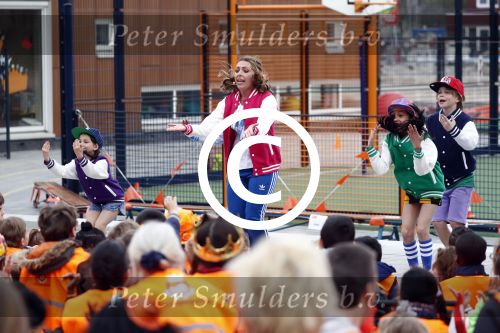 Amsterdam 22 april 2016
Koning Willem Alexander en Koningin Maxima bij de opening van de koningsspelen in Amsterdam.
Richard Krajicek vangt ze op en Johnny de Mol doet de presentatie.