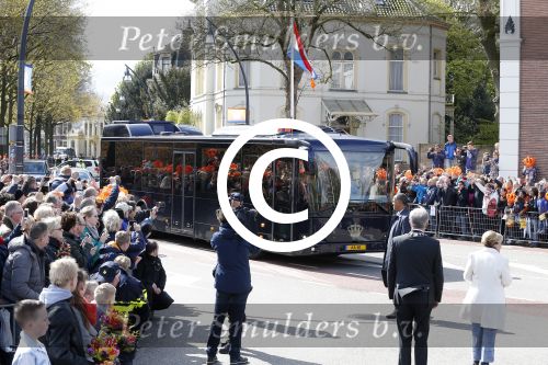 Zwolle 27 april 2016
Koningsdag in Zwolle met Koning Willem Alexander Koningin Maxima Prinses Amalia Ariane Alexia Prins Constantijn Prinses Laurentien Prins Maurits Prinses Marilene Prins Bernhard Prinses Annette Prins Pieter Christiaan Prinses Anita Prins Floris en Prinses Aimee. Koninklijke bus