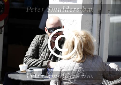 Amsterdam 21 april 2016 
Maik de Boer met een vriendin op terras.