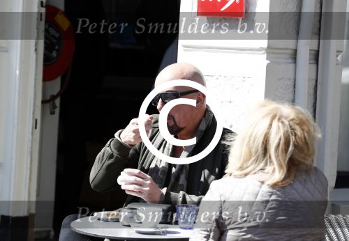 Amsterdam 21 april 2016 
Maik de Boer met een vriendin op terras.