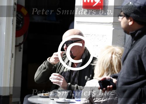 Amsterdam 21 april 2016 
Maik de Boer met een vriendin op terras.