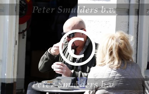 Amsterdam 21 april 2016 
Maik de Boer met een vriendin op terras.