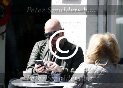 Amsterdam 21 april 2016 
Maik de Boer met een vriendin op terras.