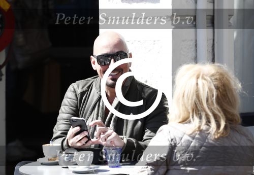 Amsterdam 21 april 2016 
Maik de Boer met een vriendin op terras.