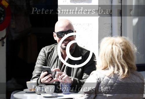Amsterdam 21 april 2016 
Maik de Boer met een vriendin op terras.