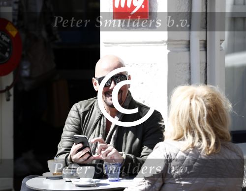 Amsterdam 21 april 2016 
Maik de Boer met een vriendin op terras.