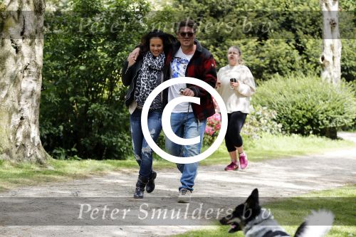 Amsterdam 14 mei 2016
Martijn Krabbe en zijn vriendin Noi Pakon aan het wandelen met de hond in het park.