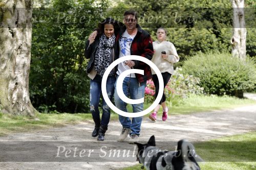 Amsterdam 14 mei 2016
Martijn Krabbe en zijn vriendin Noi Pakon aan het wandelen met de hond in het park.