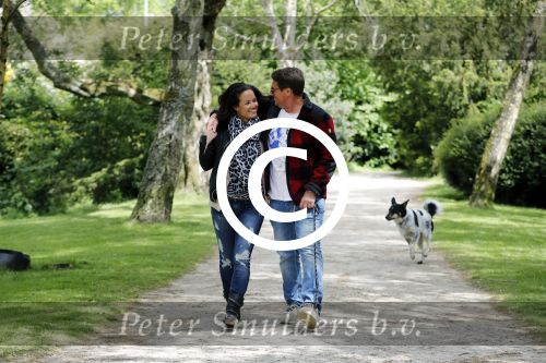 Amsterdam 14 mei 2016
Martijn Krabbe en zijn vriendin Noi Pakon aan het wandelen met de hond in het park.