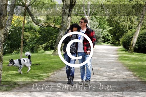 Amsterdam 14 mei 2016
Martijn Krabbe en zijn vriendin Noi Pakon aan het wandelen met de hond in het park.
