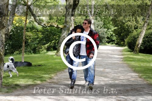 Amsterdam 14 mei 2016
Martijn Krabbe en zijn vriendin Noi Pakon aan het wandelen met de hond in het park.