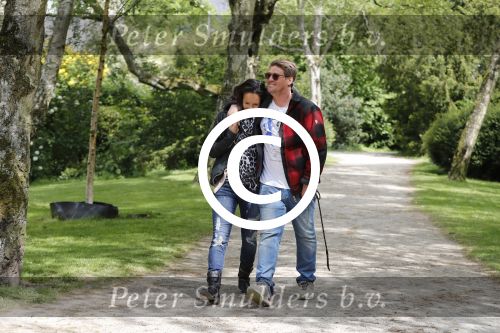 Amsterdam 14 mei 2016
Martijn Krabbe en zijn vriendin Noi Pakon aan het wandelen met de hond in het park.