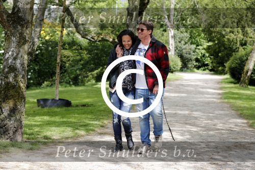 Amsterdam 14 mei 2016
Martijn Krabbe en zijn vriendin Noi Pakon aan het wandelen met de hond in het park.