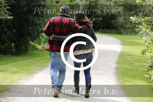 Amsterdam 14 mei 2016
Martijn Krabbe en zijn vriendin Noi Pakon aan het wandelen met de hond in het park.