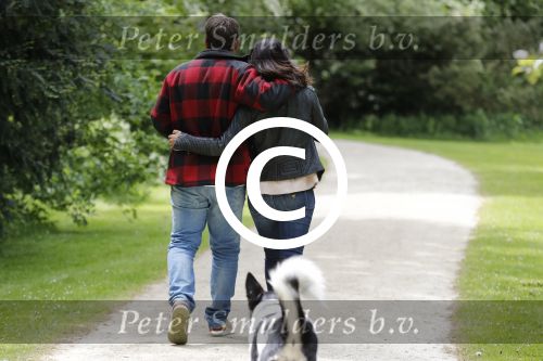 Amsterdam 14 mei 2016
Martijn Krabbe en zijn vriendin Noi Pakon aan het wandelen met de hond in het park.