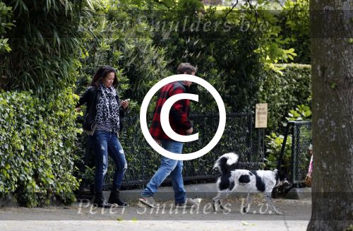 Amsterdam 14 mei 2016
Martijn Krabbe en zijn vriendin Noi Pakon aan het wandelen met de hond in het park.