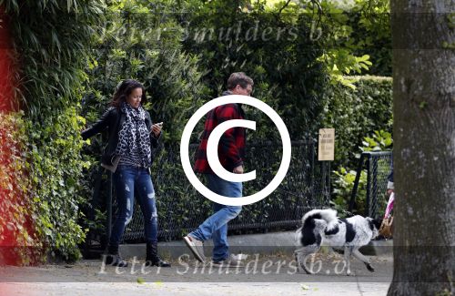 Amsterdam 14 mei 2016
Martijn Krabbe en zijn vriendin Noi Pakon aan het wandelen met de hond in het park.