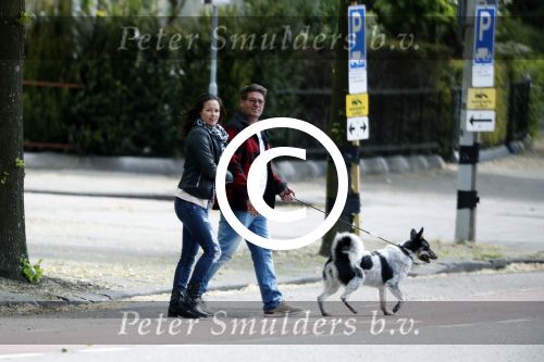 Amsterdam 14 mei 2016
Martijn Krabbe en zijn vriendin Noi Pakon aan het wandelen met de hond in het park.