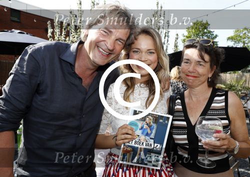 Amsterdam 9 mei 2016 
Presentatie boek Jet van Nieuwkerk bij de westergasfabriek.
Jet met haar vouders vader Matthijs
