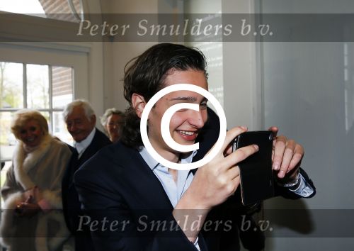 Blaricum 26 april 2016
Natasja Froger krijgt lintje voor al haar verdiensten voor onze samenleving. Haar man Rene  familie vader  moeder en vriendinnen zijn er natuurlijk bij.