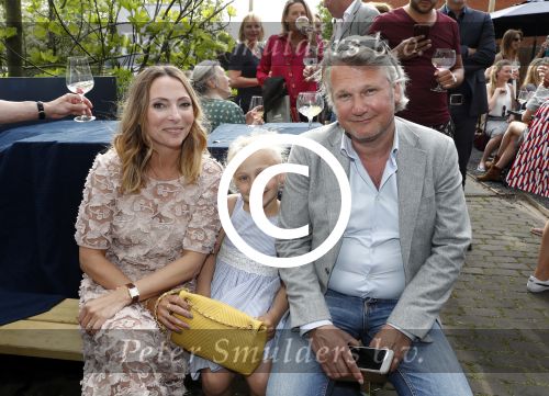 Amsterdam 9 mei 2016 
Presentatie boek Jet van Nieuwkerk bij de westergasfabriek.
May-Britt Mobach met man en dochter