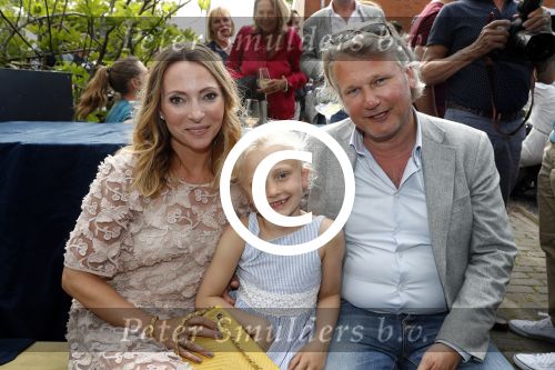 Amsterdam 9 mei 2016 
Presentatie boek Jet van Nieuwkerk bij de westergasfabriek.
May-Britt Mobach met man en dochter